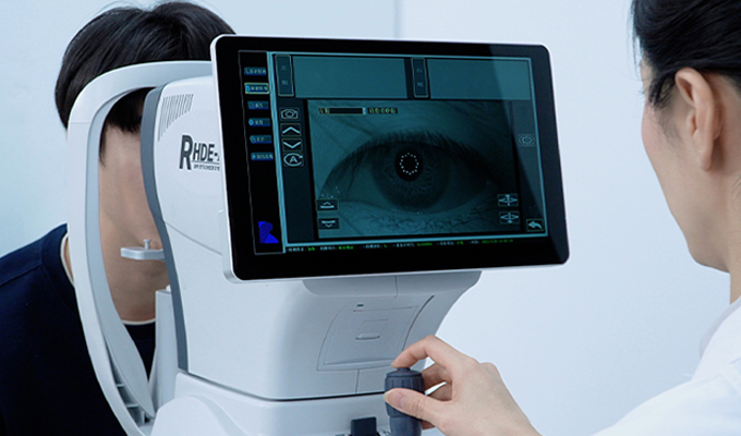 Integrated 13.3"HD touchscreen eliminates the need for a separatePC, optimizing clinic space utilization.